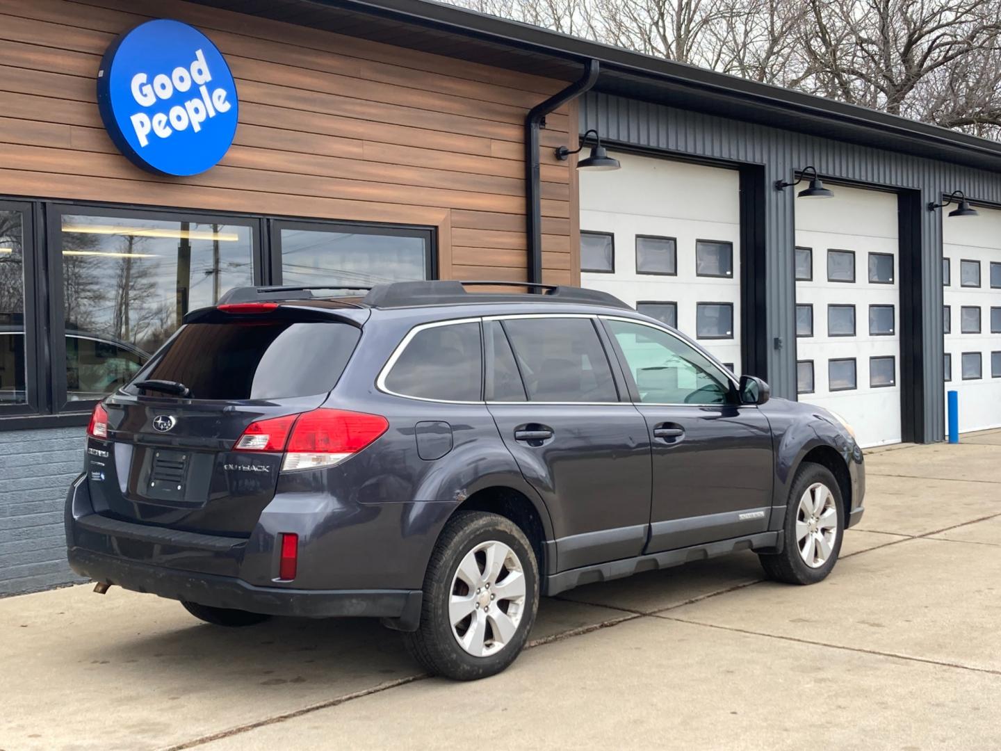 2013 Camillia Red Pearl Subaru Outback 2.5i Premium (4S4BRCGC1D3) with an 2.5L H4 DOHC 16V engine, located at 1800 South Ihm Blvd, Freeport, IL, 61032, (815) 232-5543, 42.278645, -89.607994 - Photo#1